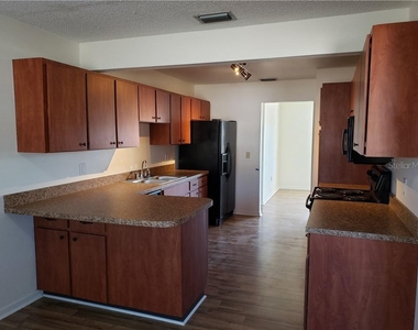 1212 Fordham Drive - Photo Thumbnail 5