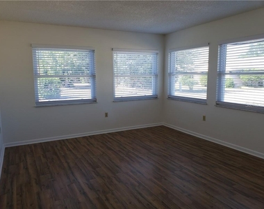 1212 Fordham Drive - Photo Thumbnail 8