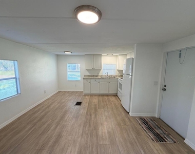 6811 Rochelle Avenue - Photo Thumbnail 4