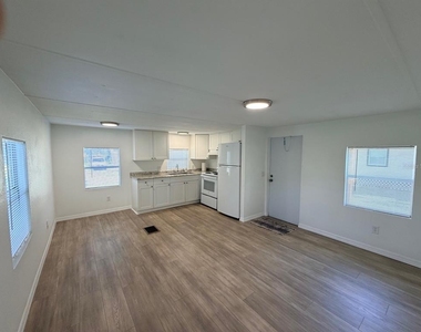 6811 Rochelle Avenue - Photo Thumbnail 5