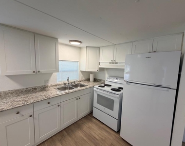 6811 Rochelle Avenue - Photo Thumbnail 2