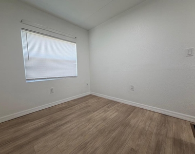 6811 Rochelle Avenue - Photo Thumbnail 21