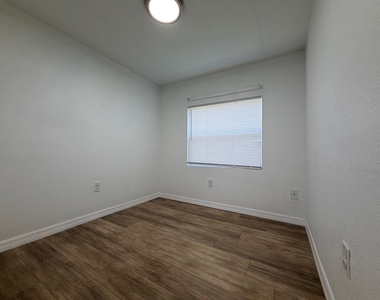 6811 Rochelle Avenue - Photo Thumbnail 18