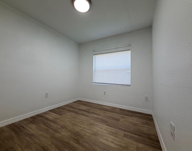 6811 Rochelle Avenue - Photo Thumbnail 19