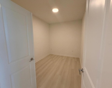 5563 Millenia Park Boulevard - Photo Thumbnail 4