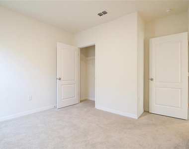 444 Taylor Groves Drive - Photo Thumbnail 14