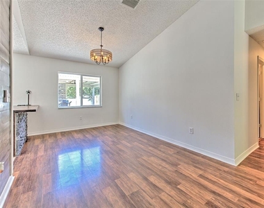 319 Abigail Road - Photo Thumbnail 10