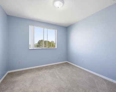 713 Washington Palm Loop - Photo Thumbnail 16