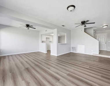 713 Washington Palm Loop - Photo Thumbnail 5