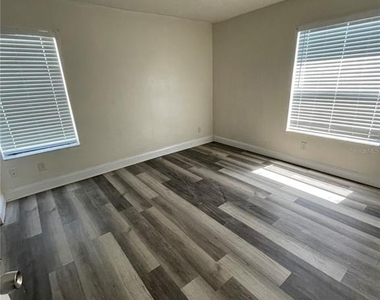 2201 Cascades Boulevard - Photo Thumbnail 3