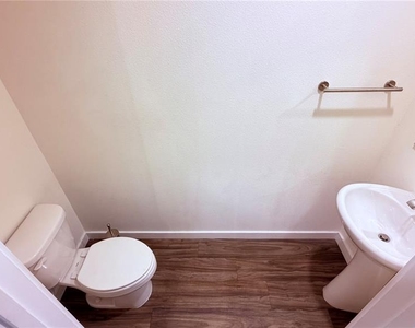 77 Myrtle Street - Photo Thumbnail 15