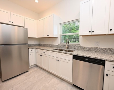1013 N Brunnell Parkway - Photo Thumbnail 3