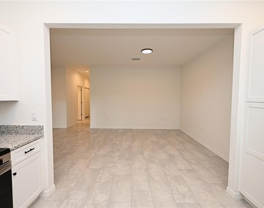 1013 N Brunnell Parkway - Photo Thumbnail 5