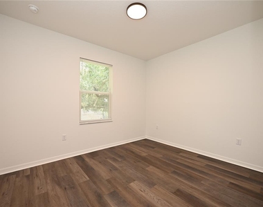 1013 N Brunnell Parkway - Photo Thumbnail 25