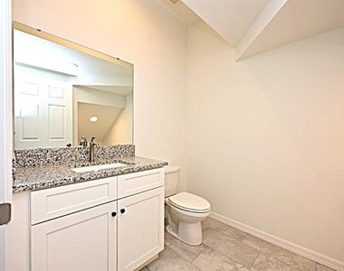 1013 N Brunnell Parkway - Photo Thumbnail 15