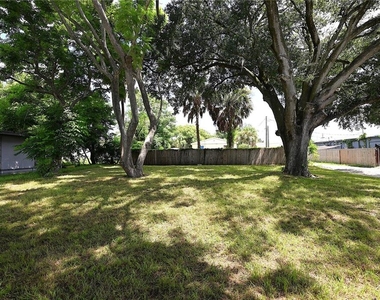 1013 N Brunnell Parkway - Photo Thumbnail 30