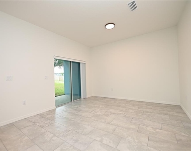 1013 N Brunnell Parkway - Photo Thumbnail 9