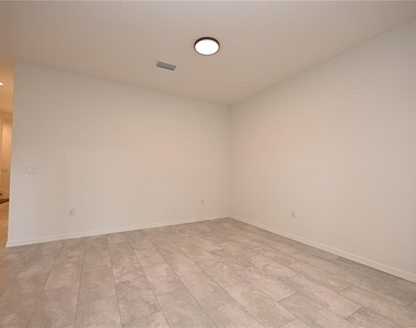 1013 N Brunnell Parkway - Photo Thumbnail 7