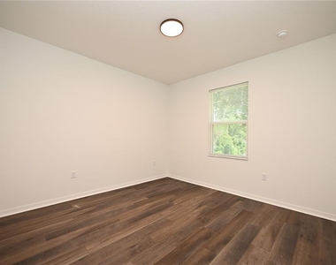 1013 N Brunnell Parkway - Photo Thumbnail 22