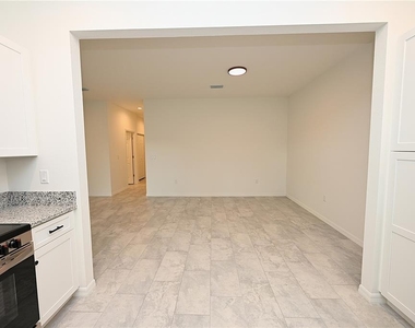 1011 N Brunnell Parkway - Photo Thumbnail 7