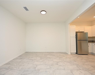 1011 N Brunnell Parkway - Photo Thumbnail 10