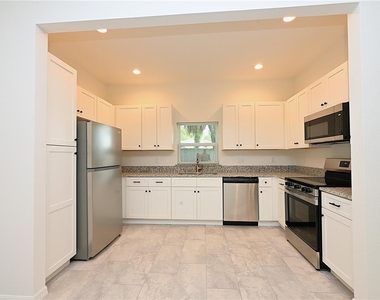 1011 N Brunnell Parkway - Photo Thumbnail 3