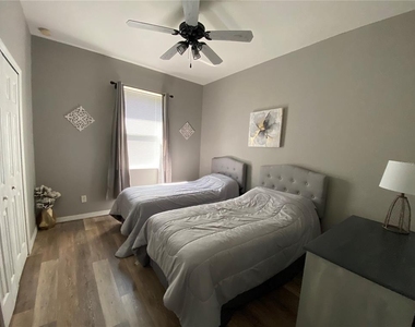 324 Lomond Drive - Photo Thumbnail 4