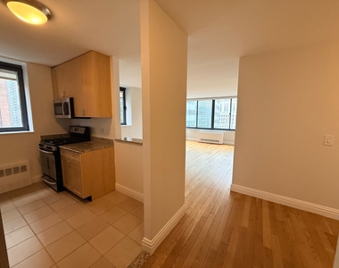 West 48th Street - Photo Thumbnail 2