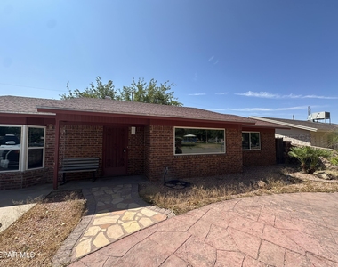 1209 Antonio Street - Photo Thumbnail 2