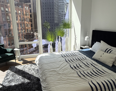 East 44th Street - Photo Thumbnail 4