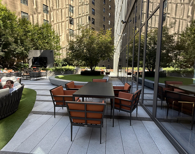 East 44th Street - Photo Thumbnail 18