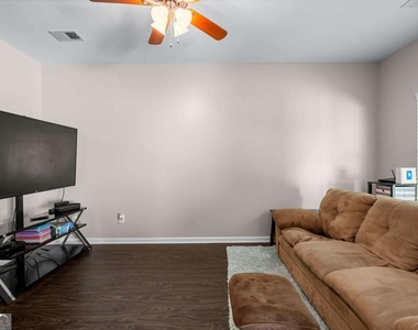 143 Granite Way - Photo Thumbnail 7