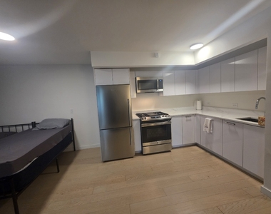 225 Rector Place - Photo Thumbnail 4