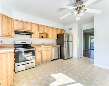 918 Merritt Dr - Photo Thumbnail 2