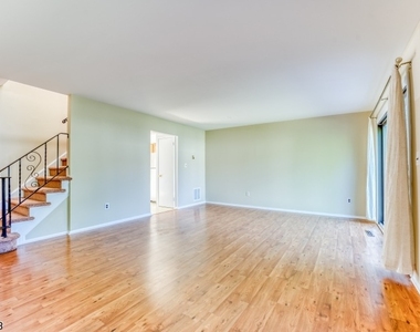 918 Merritt Dr - Photo Thumbnail 6