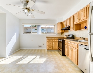 918 Merritt Dr - Photo Thumbnail 3