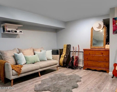 331 W Sylvania Avenue - Photo Thumbnail 11