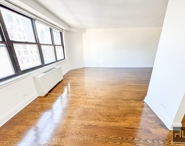 E 82 St - Photo Thumbnail 1