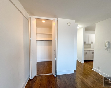 E 82 St - Photo Thumbnail 4