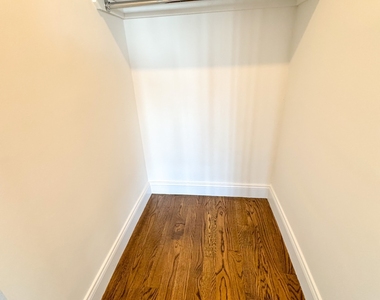 E 82 St - Photo Thumbnail 2