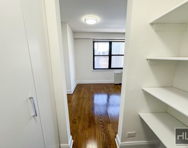E 82 St - Photo Thumbnail 3