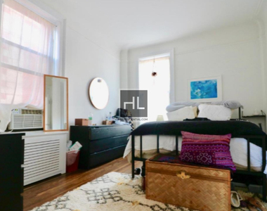 West 72 Street - Photo Thumbnail 5