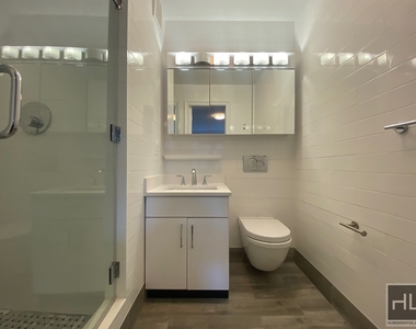 East 57 Street - Photo Thumbnail 4