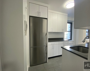 East 57 Street - Photo Thumbnail 3