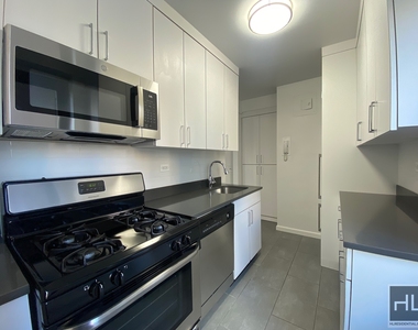 East 57 Street - Photo Thumbnail 2