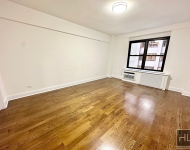 East 57 Street - Photo Thumbnail 5
