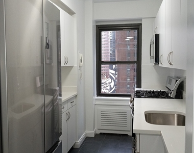 East 57 Street - Photo Thumbnail 9