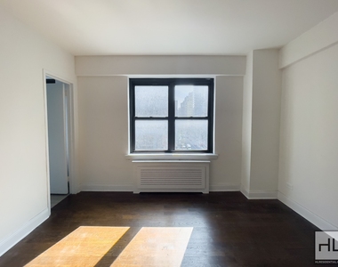 East 57 Street - Photo Thumbnail 2