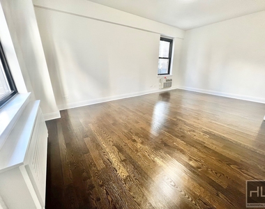 East 57 Street - Photo Thumbnail 7