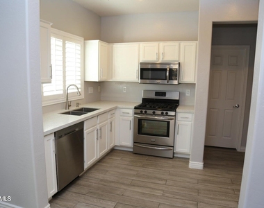 10324 W Sands Drive - Photo Thumbnail 3